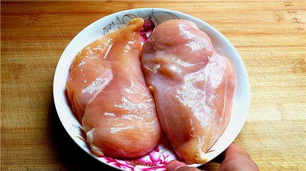 选择颜色粉红有光泽的,肉质紧致且带有轻微弹性的,不够新鲜的鸡胸肉用